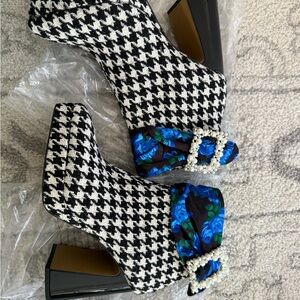 Brand New Betsy Johnson Black and White Houndstooth Platform Boots